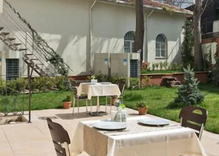 La Garden Bed & Breakfast