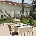 La Garden Bed & Breakfast